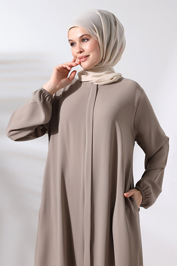 Ensemble hijab deux pièces en vison pour femmes, disponible en ligne chez Ihvan, pour le Hajj et la Omra.