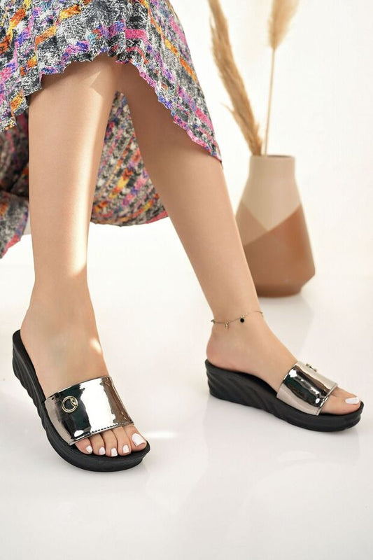 Pantoufles Modafırsat pour femmes, argentées, orthopédiques et anatomiques, élégantes et habillées, parfaites pour l'été, la plage ou un mariage. Idéales comme cadeau.