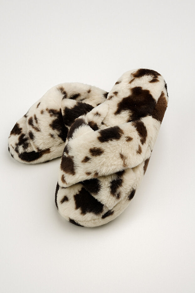 Pantoufles d'intérieur en fourrure à brides croisées couleur crème pour femmes de Beyond BYNDCAP01