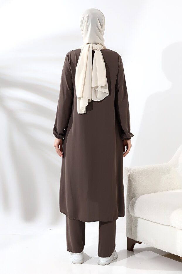 Ensemble hijab deux pièces en vison pour femmes, disponible en ligne chez Ihvan, pour le Hajj et la Omra.