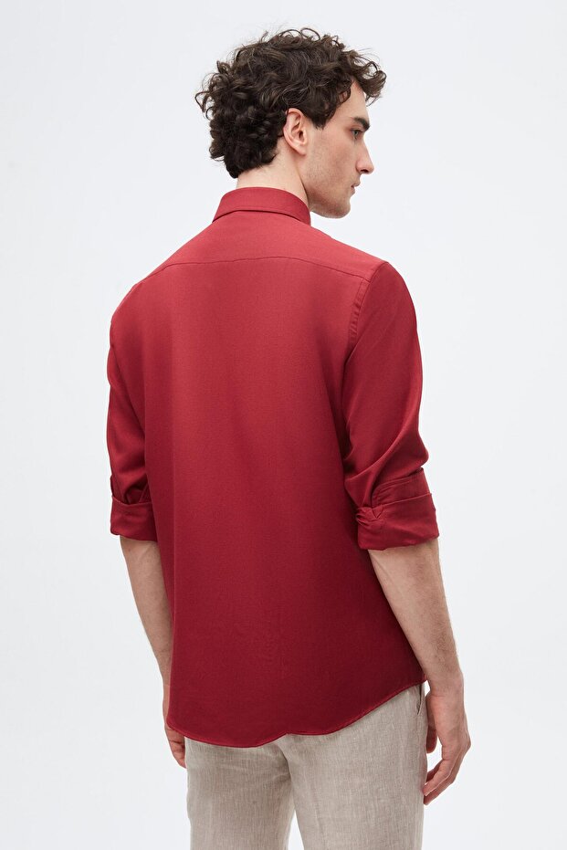 Chemise D'S Damat Slim Fit en coton Oxford bordeaux à col boutonné, facile à repasser et brodée.