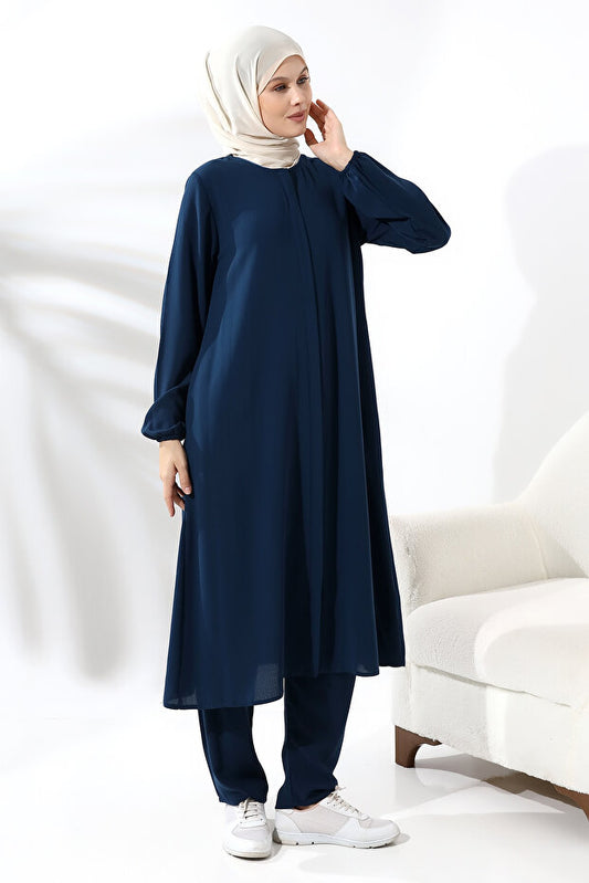 Ensemble hijab deux pièces en vison pour femmes, disponible en ligne chez Ihvan, pour le Hajj et la Omra.