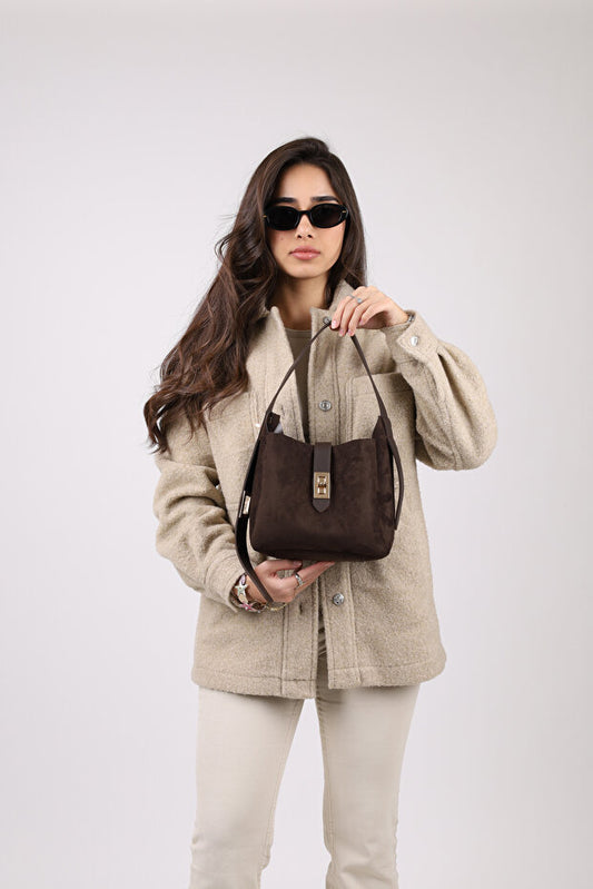 Sac à main NOTHING pour femme, bordeaux et or, avec bandoulière ajustable et fermoir décoratif. Convient pour un porté main, épaule ou bras.