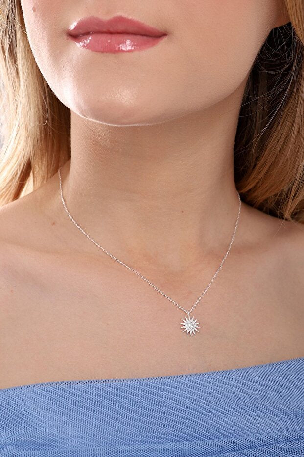 Collier en argent sterling 925 avec pierres de zircon blanc et motif soleil, disponible chez Bilsen Store.
