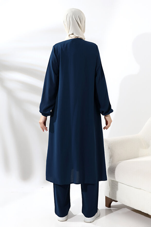 Ensemble hijab deux pièces en vison pour femmes, disponible en ligne chez Ihvan, pour le Hajj et la Omra.