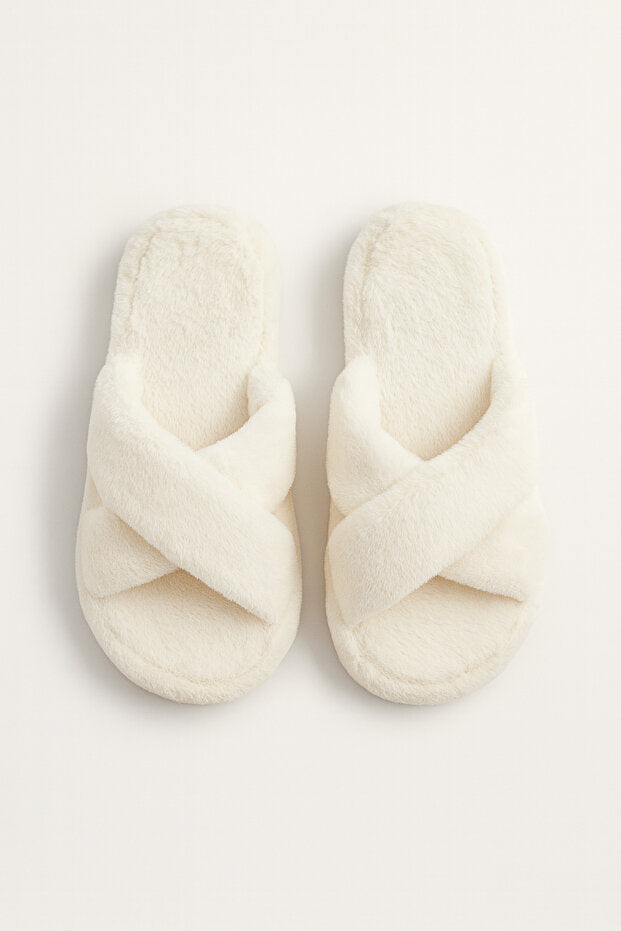 Pantoufles d'intérieur en fourrure à brides croisées couleur crème pour femmes de Beyond BYNDCAP01