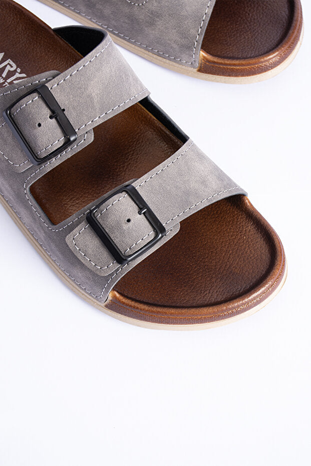 Pantoufles Polomia Comfort Dustin pour homme, à double boucle, aspect cuir suédé, anatomiques et décontractées pour un usage quotidien.