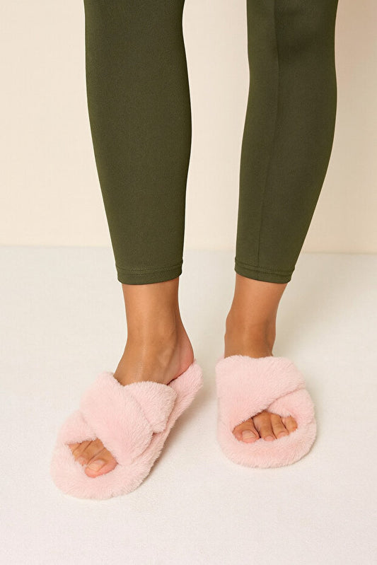 Pantoufles d'intérieur en fourrure à brides croisées couleur crème pour femmes de Beyond BYNDCAP01