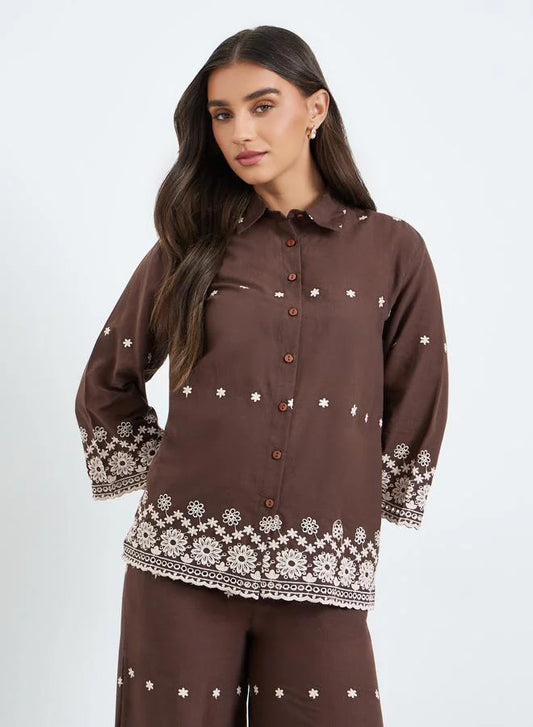 Ensemble chemise et pantalon marron brodé pour femme