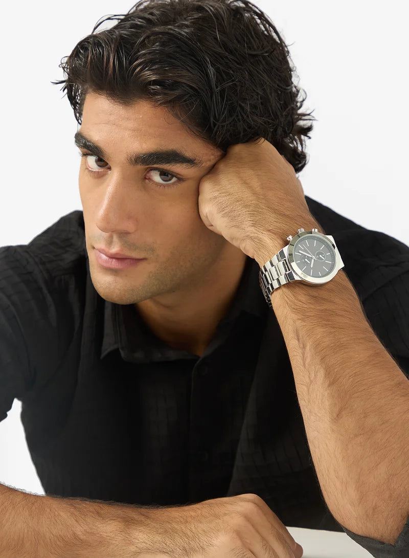 Montre analogique à bracelet en métal