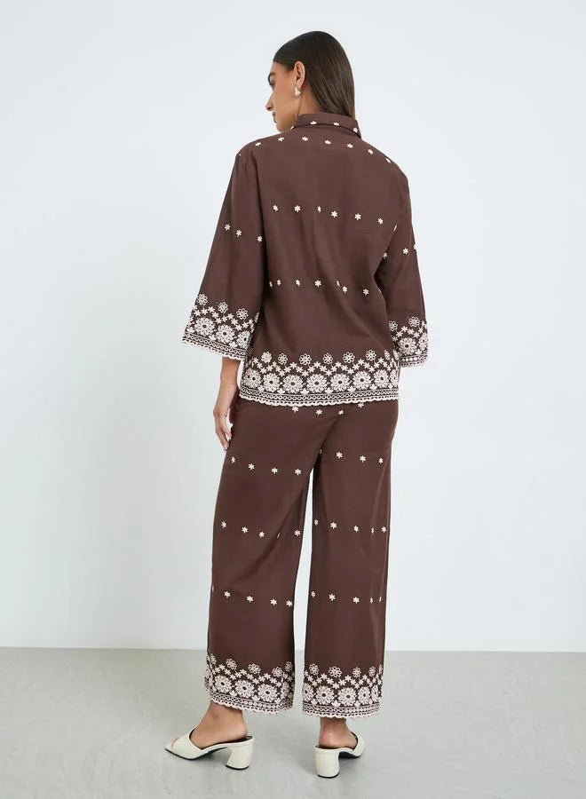 Ensemble chemise et pantalon marron brodé pour femme