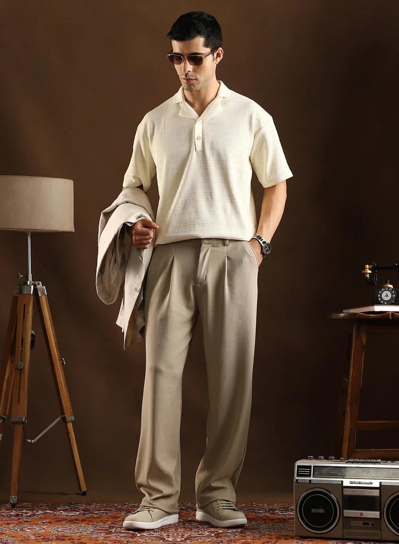 Pantalon Campus Sutra pour homme, beige cacahuète, à revers gaufrés, taille mi-haute, coupe droite, fermeture boutonnée, idéal pour un style décontracté. Conçu pour un confort optimal au quotidien.