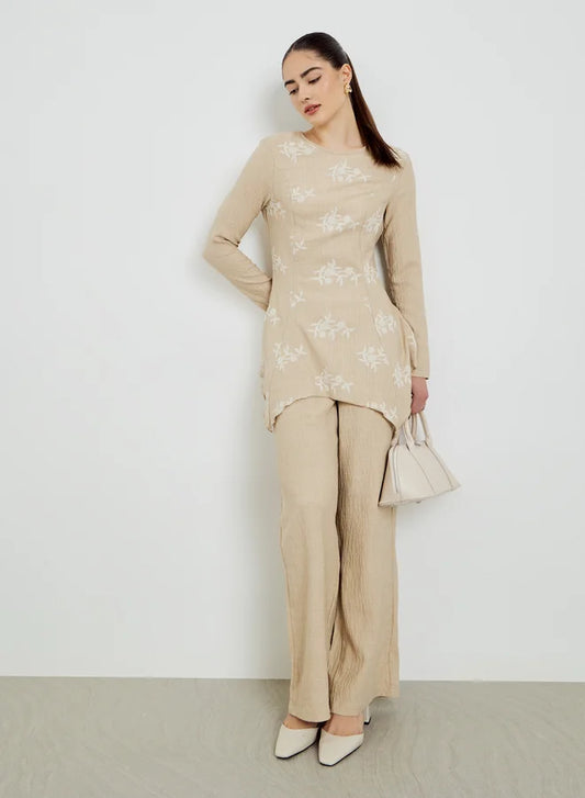 Ensemble composé d'un haut beige brodé texturé et d'un pantalon large