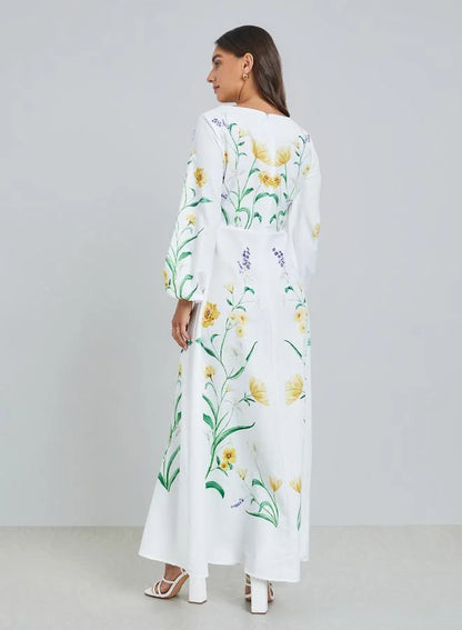 Robe longue blanche à imprimé floral et manches bouffantes