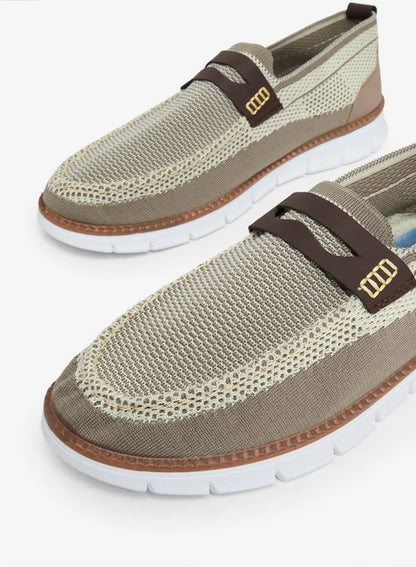 Chaussures à enfiler à tige en maille et semelle contrastée