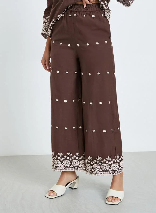 Ensemble chemise et pantalon marron brodé pour femme