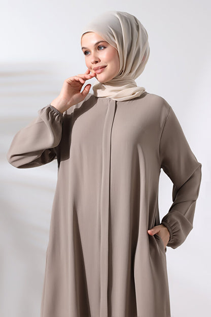 Ensemble hijab deux pièces en vison pour femmes, disponible en ligne chez Ihvan, pour le Hajj et la Omra.