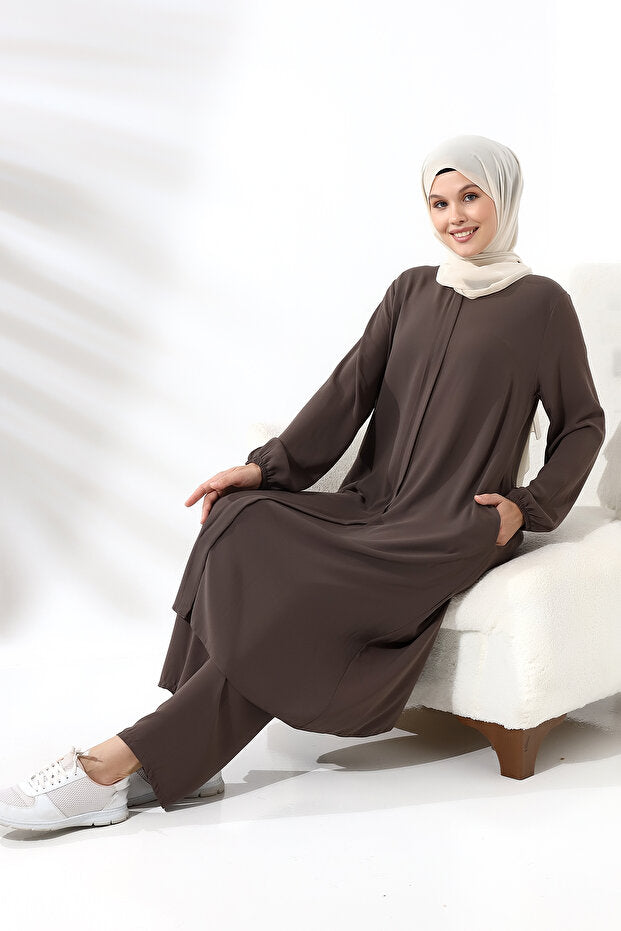 Ensemble hijab deux pièces en vison pour femmes, disponible en ligne chez Ihvan, pour le Hajj et la Omra.