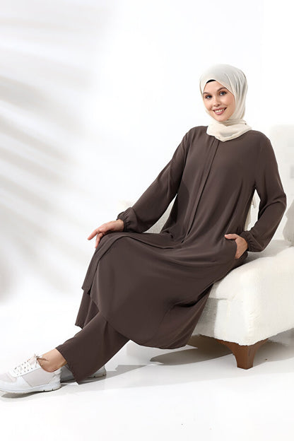Ensemble hijab deux pièces en vison pour femmes, disponible en ligne chez Ihvan, pour le Hajj et la Omra.