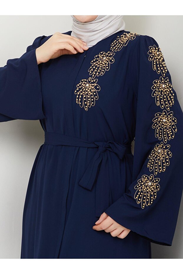 ABAYA  À MOTIFS DE PALMIERS ET ORNÉE DE PERLES JAUNES