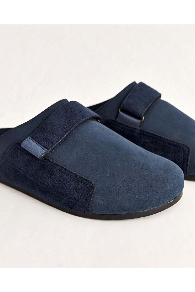 Pantoufles d'été pour hommes Chirpy, à bout fermé et ornées de ruban.