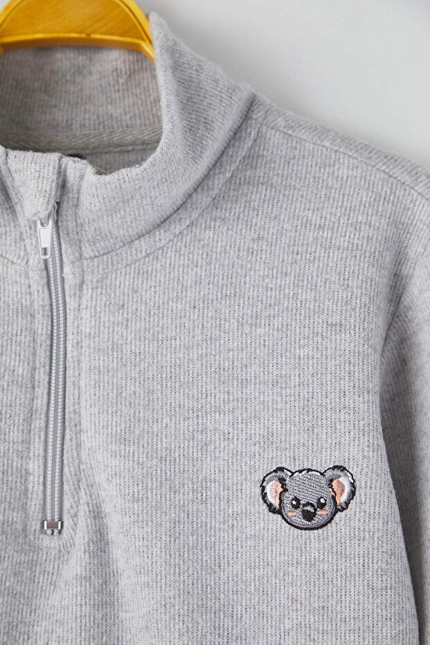 TRENDYOLKIDS Sweat-shirt tricoté gris chiné en coton imprimé à col montant pour garçon Tkdaw26Sw00038
