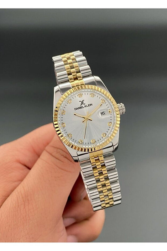 Montre femme Daniel Klein , bracelet en acier, étanche à 3 ATM, coloris or et argent.