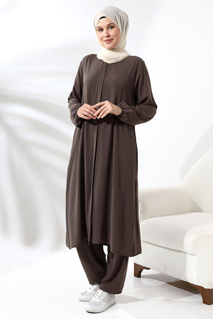 Ensemble hijab deux pièces en vison pour femmes, disponible en ligne chez Ihvan, pour le Hajj et la Omra.