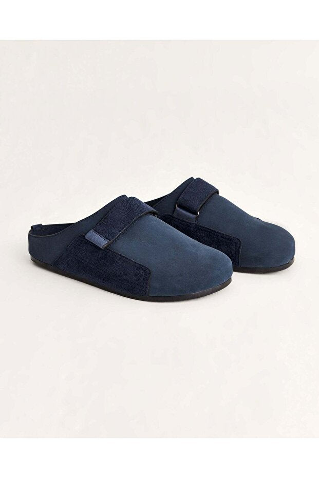 Pantoufles d'été pour hommes Chirpy, à bout fermé et ornées de ruban.