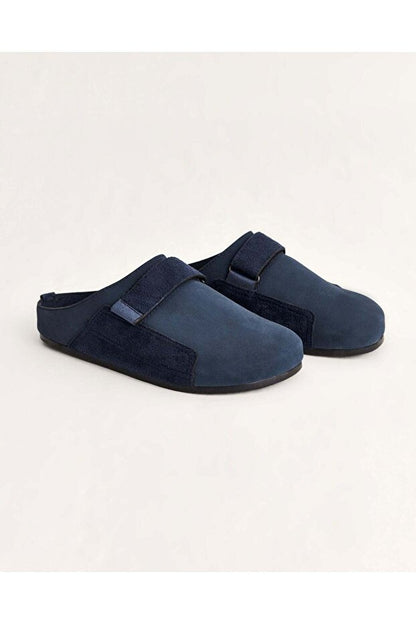 Pantoufles d'été pour hommes Chirpy, à bout fermé et ornées de ruban.