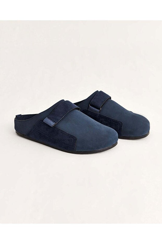 Pantoufles d'été pour hommes Chirpy, à bout fermé et ornées de ruban.