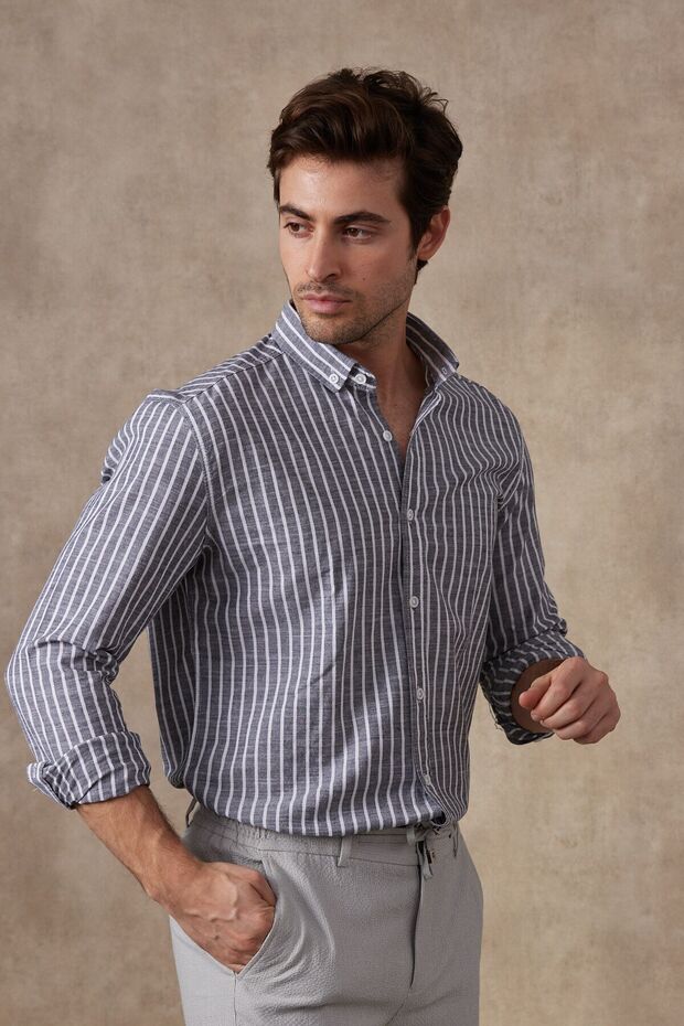 Chemise rayée en coton à manches longues et col boutonné pour homme RAVANELLI, coupe moderne ajustée.