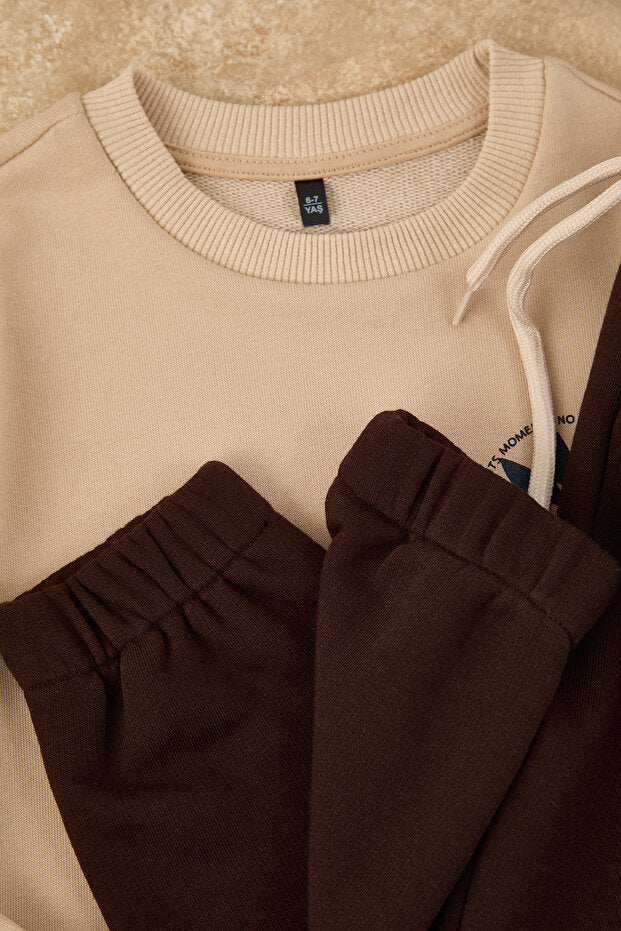 TRENDYOLKIDS Ensemble haut et bas en maille classique beige pour garçon, en coton imprimé avec slogan Tkdaw26Au00047