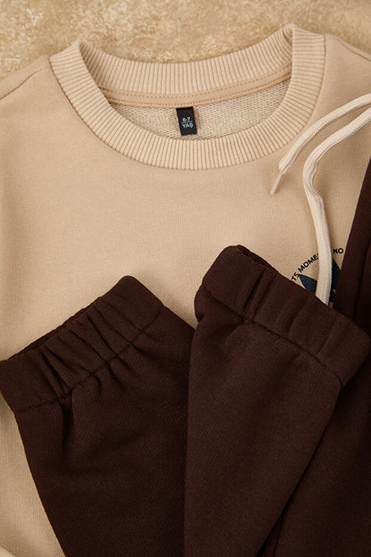 TRENDYOLKIDS Ensemble haut et bas en maille classique beige pour garçon, en coton imprimé avec slogan Tkdaw26Au00047