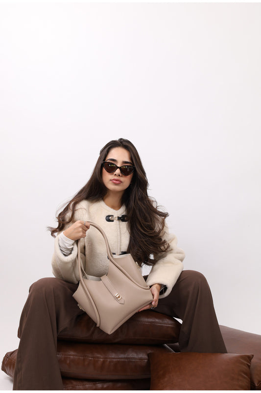 Sac à main, sac bandoulière et sac porté épaule NOTHING  Mink pour femme, avec bandoulière longue et fermoir.