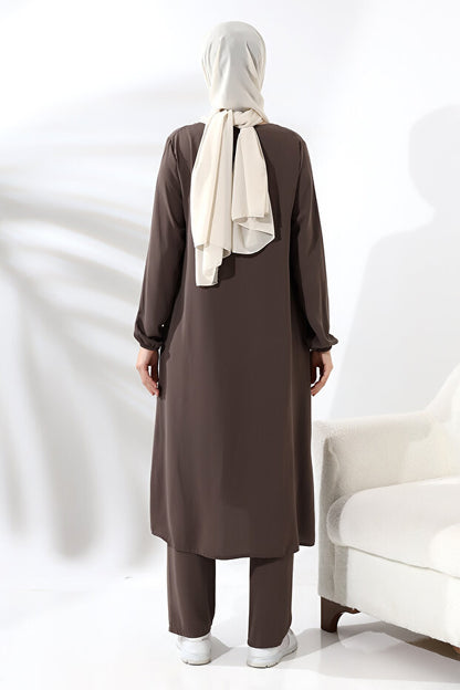 Ensemble hijab deux pièces en vison pour femmes, disponible en ligne chez Ihvan, pour le Hajj et la Omra.