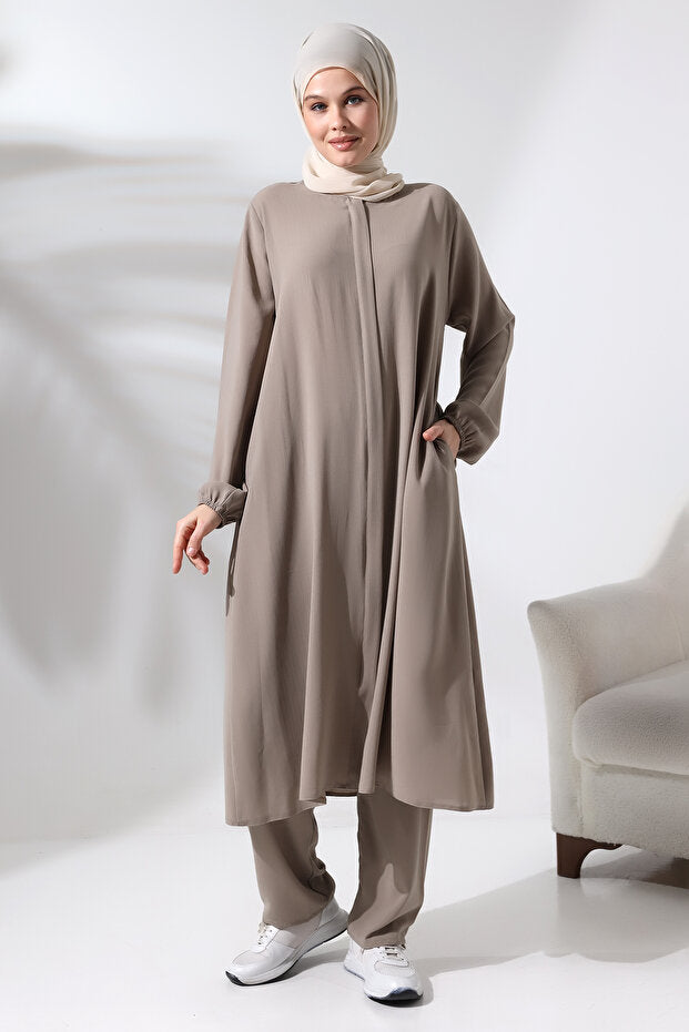 Ensemble hijab deux pièces en vison pour femmes, disponible en ligne chez Ihvan, pour le Hajj et la Omra.