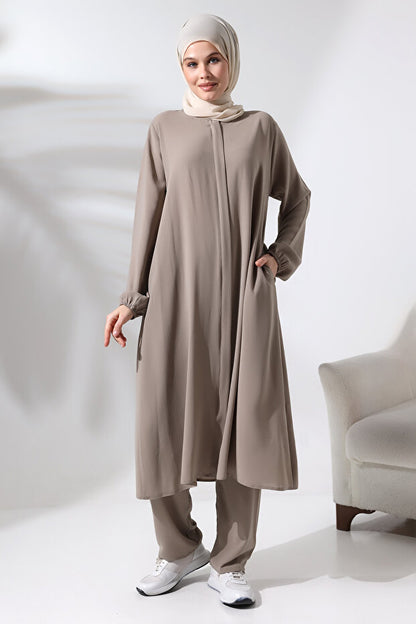 Ensemble hijab deux pièces en vison pour femmes, disponible en ligne chez Ihvan, pour le Hajj et la Omra.