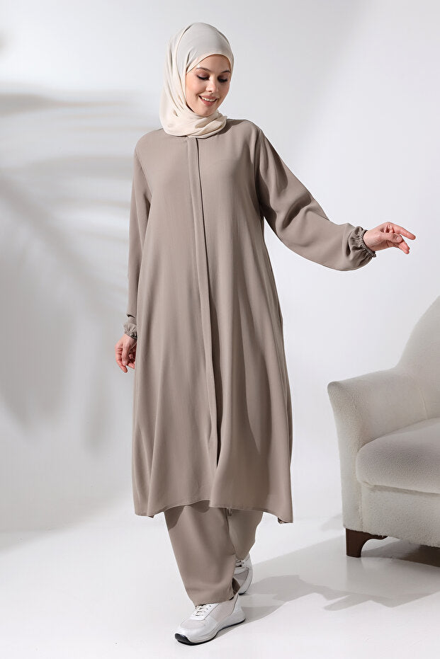 Ensemble hijab deux pièces en vison pour femmes, disponible en ligne chez Ihvan, pour le Hajj et la Omra.