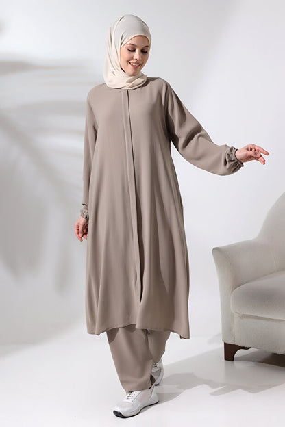 Ensemble hijab deux pièces en vison pour femmes, disponible en ligne chez Ihvan, pour le Hajj et la Omra.