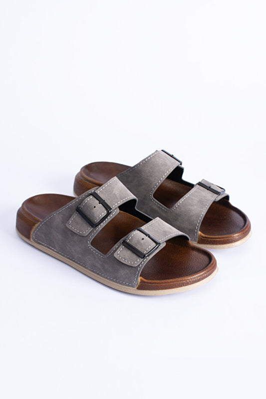 Pantoufles Polomia Comfort  Dustin pour homme, à double boucle, aspect cuir suédé, anatomiques et décontractées pour un usage quotidien.