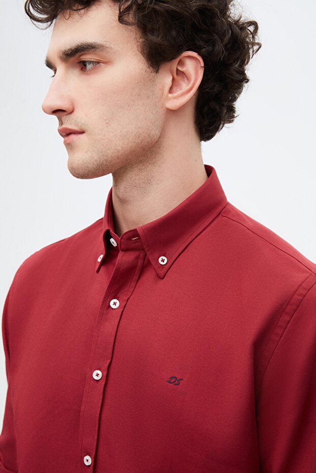 Chemise D'S Damat Slim Fit en coton Oxford bordeaux à col boutonné, facile à repasser et brodée.