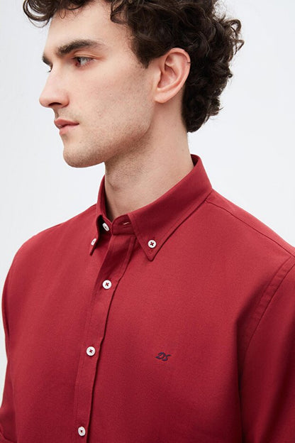 Chemise D'S Damat Slim Fit en coton Oxford bordeaux à col boutonné, facile à repasser et brodée.