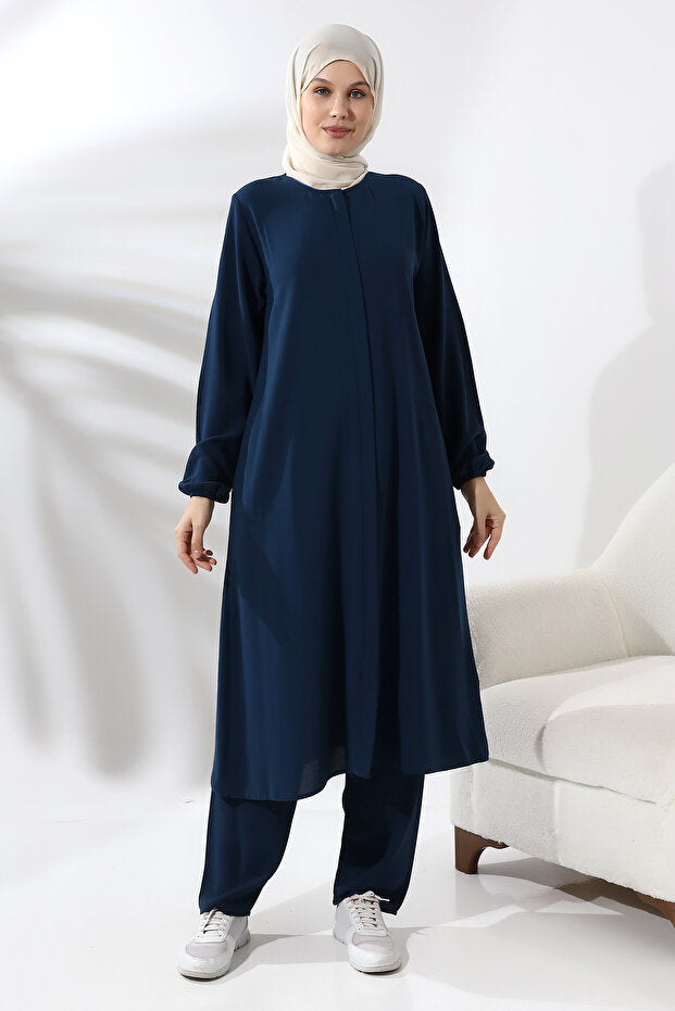 Ensemble hijab deux pièces en vison pour femmes, disponible en ligne chez Ihvan, pour le Hajj et la Omra.