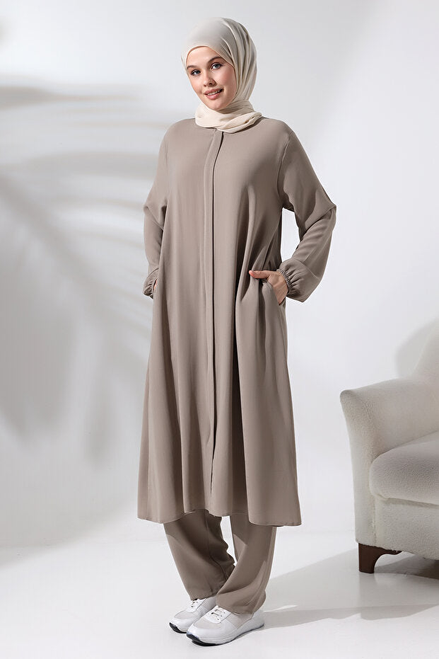 Ensemble hijab deux pièces en vison pour femmes, disponible en ligne chez Ihvan, pour le Hajj et la Omra.