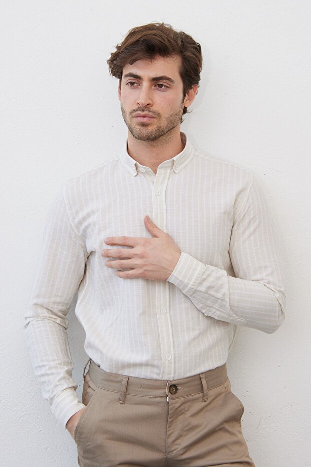 Chemise rayée en coton à manches longues et col boutonné pour homme RAVANELLI, coupe moderne ajustée.