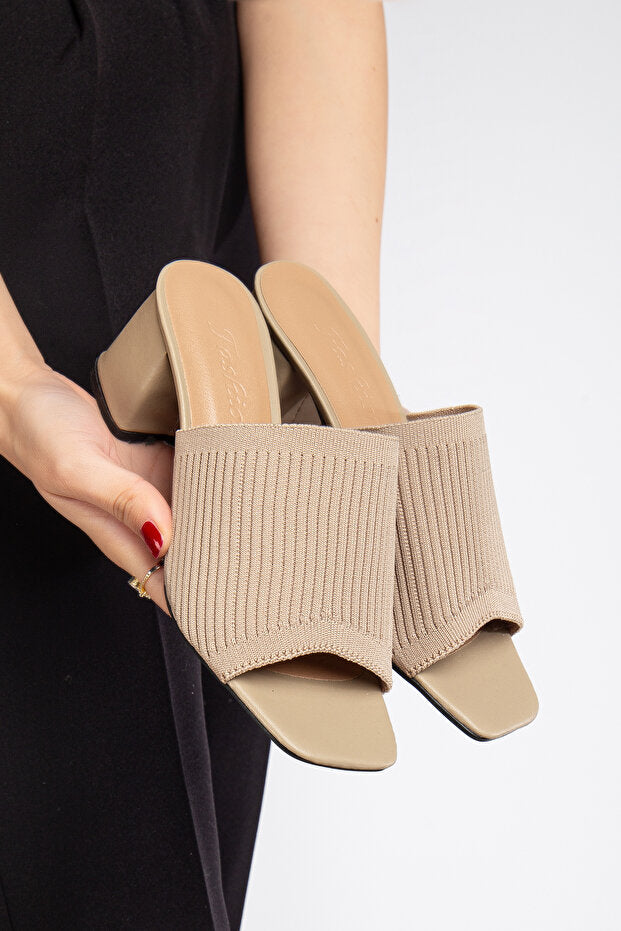 Chaussons habillés élégants et confortables à talons, beiges, en maille, pour femmes de la marque Jackers