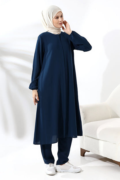 Ensemble hijab deux pièces en vison pour femmes, disponible en ligne chez Ihvan, pour le Hajj et la Omra.