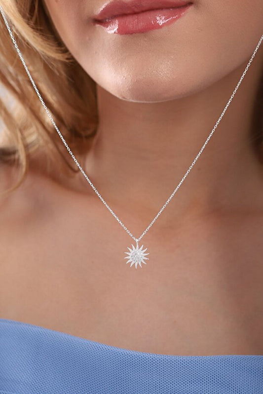 Collier en argent sterling 925 avec pierres de zircon blanc et motif soleil, disponible chez Bilsen Store.