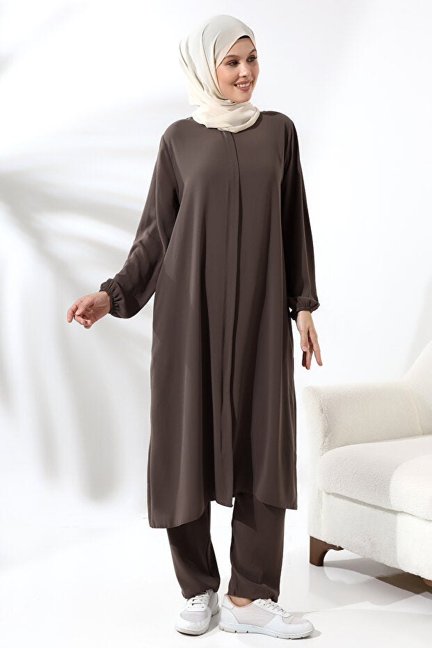 Ensemble hijab deux pièces en vison pour femmes, disponible en ligne chez Ihvan, pour le Hajj et la Omra.
